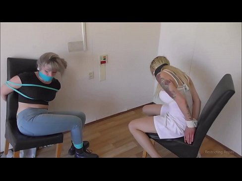 ❤️ E varur / e lidhur dhe e gojës / vajzë në ankth ❤️ Pornografi anale tek ne