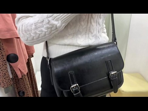 ❤️ Masturbim publik i kurvës së re FeralBerry me një dildo në dhomën e montimit ❤️ Pornografi anale tek ne