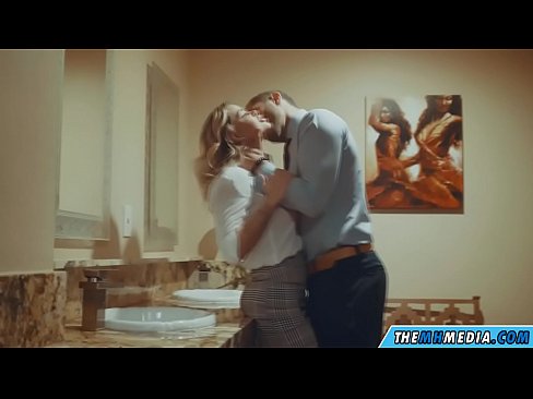 ❤️ Kur një bjonde me bukë ju josh në një banjë publike ❤️ Pornografi anale tek ne